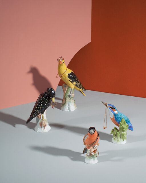 Vier verschiedene KPM Porzellanvögel behängt mit Ringen, Armreifen und einer Kette von Wempe
