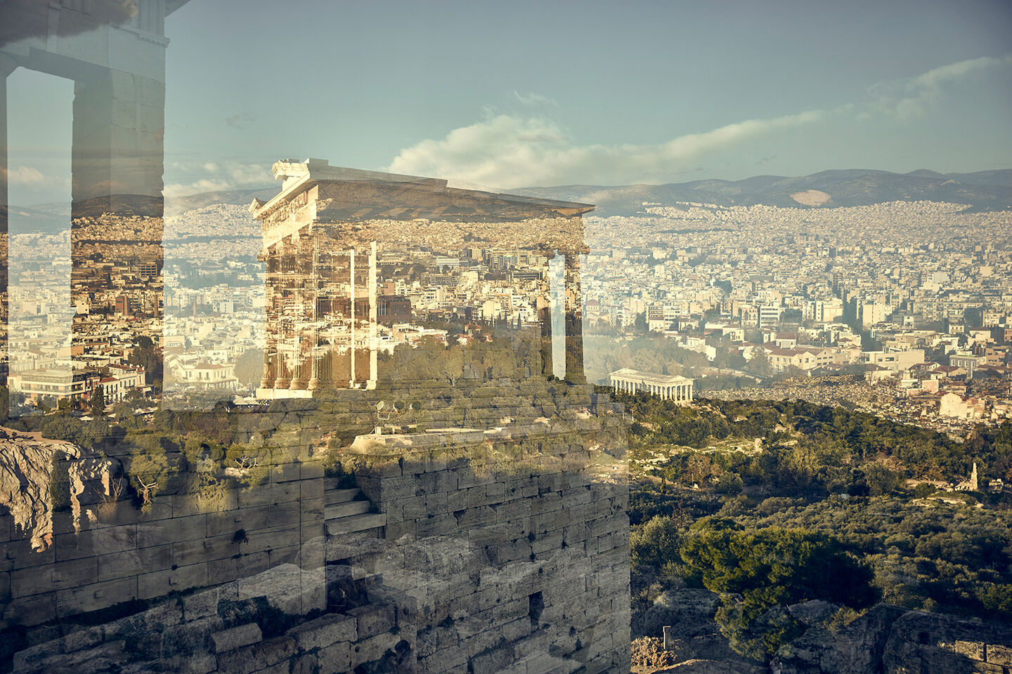 Akropolis spiegelt sich in der Frontscheibe des Range Rover Evoque mit Blick auf Athen