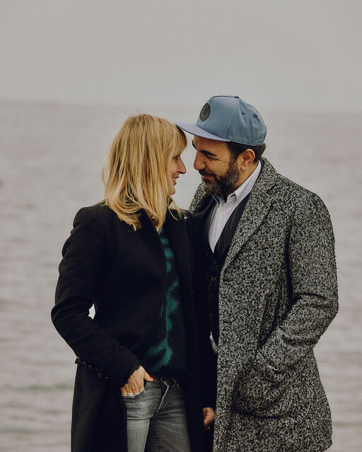 Franziska und Adnan Maral stehen am Ammersee und blicken sich verliebt in die Augen