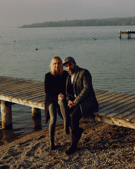 Franziska und Adnan Maral sitzen auf Holzsteg am Ammersee
