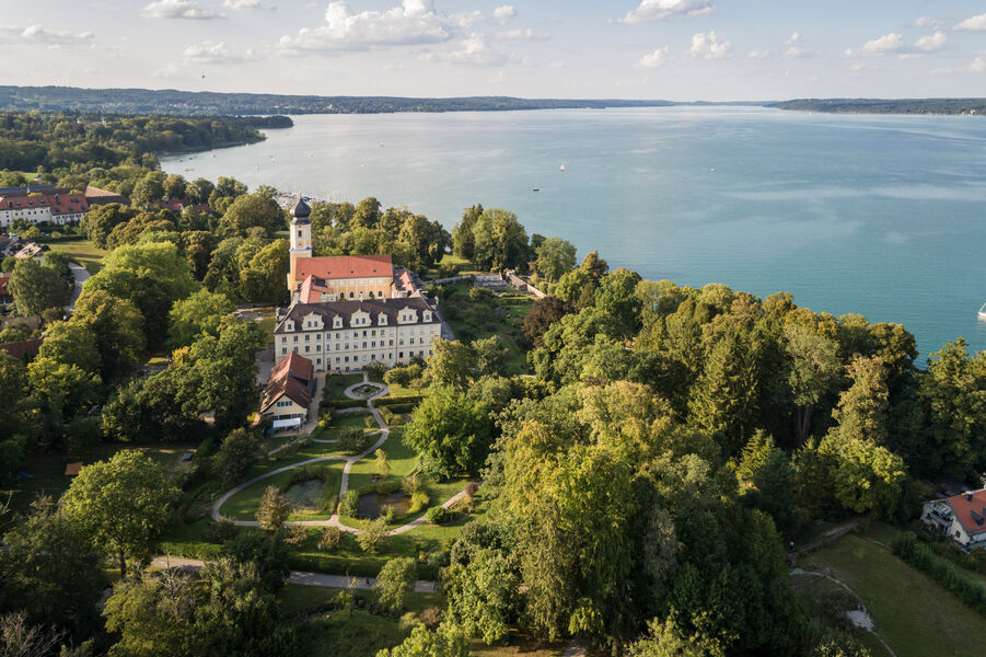 Luftaufnahme des Klosters Bernried mit Starnberger See im Hintergrund