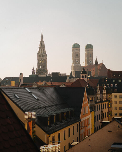 Luftaufnahme der Stadt München mit der Frauenkirche und dem Rathausturm