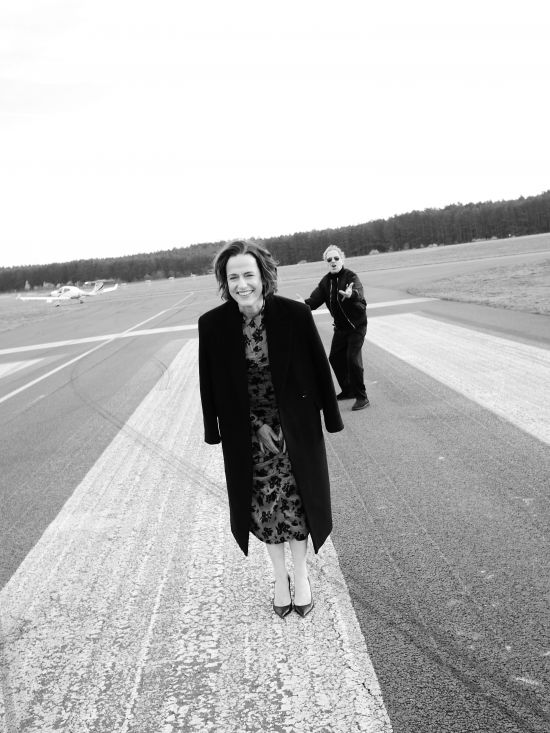 Claudia und Uwe auf dem Flugplatz Schöneberg in schwarz weiß