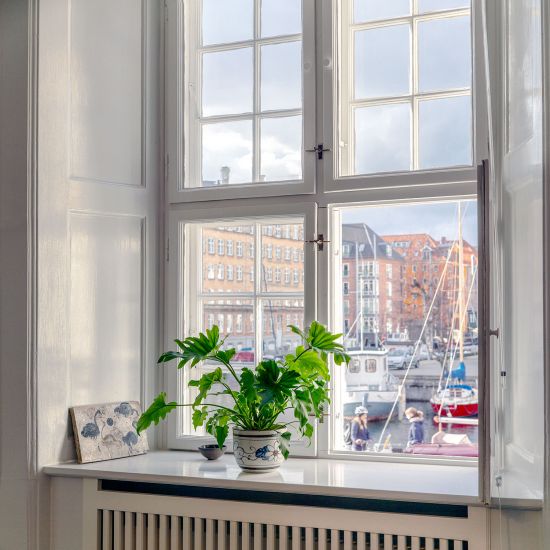 Fenster eines Zimmers im Designhotel Kanalhuset mit Blick auf Kopenhagens Hafen