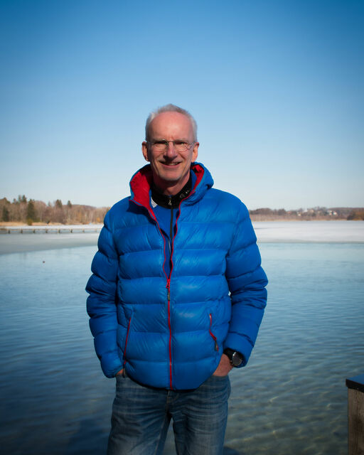 Uwe-Carsten Fiebig with warm winter jacket on the shore of the Wörthsee