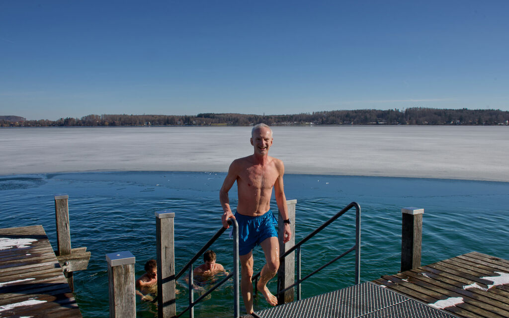 Uwe-Carsten Fiebig und seine Kollegen, als sie wieder aus dem Wörthsee steigen