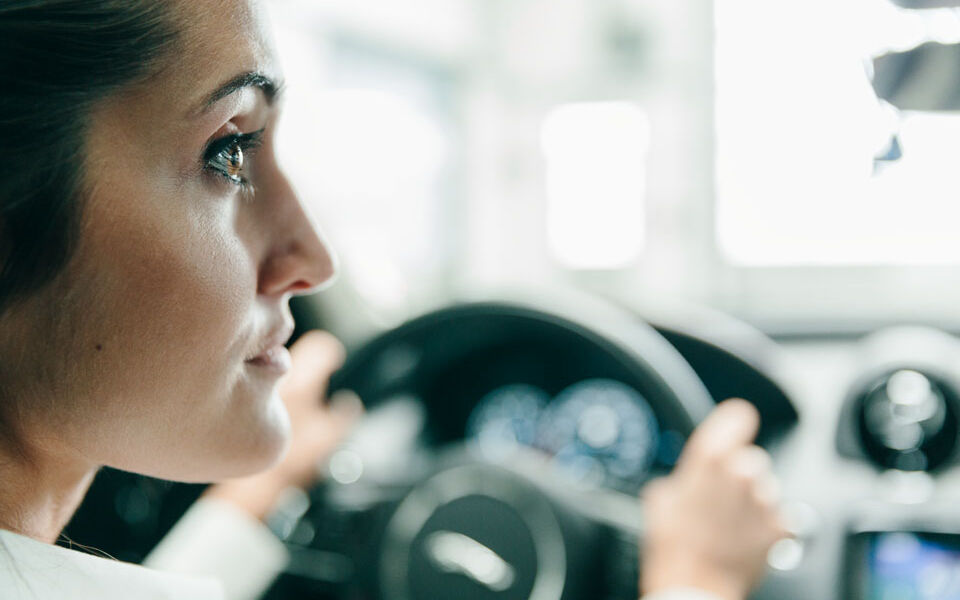 Lateral portrait of Celia Martin at the wheel