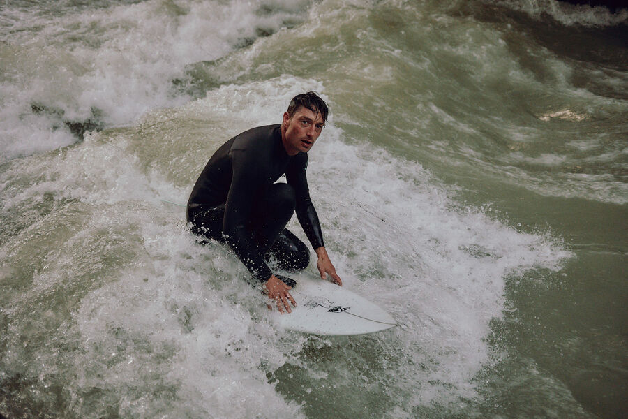 Surfer Sebastian Kuhn im Münchner Eisbach