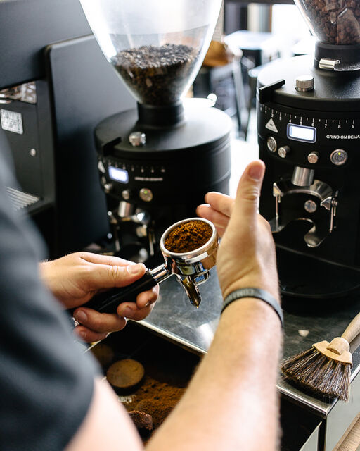 Detailaufnahme bei der Zubereitung eines Kaffees