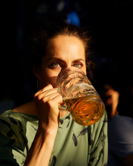 Mirjam Mößmer drinks from a one Liter beer mug