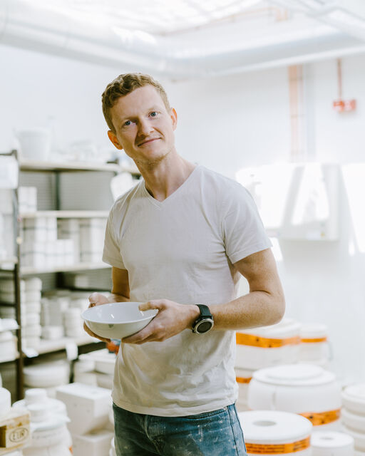 KPM employee Oliver Schulze with a KPM bowl