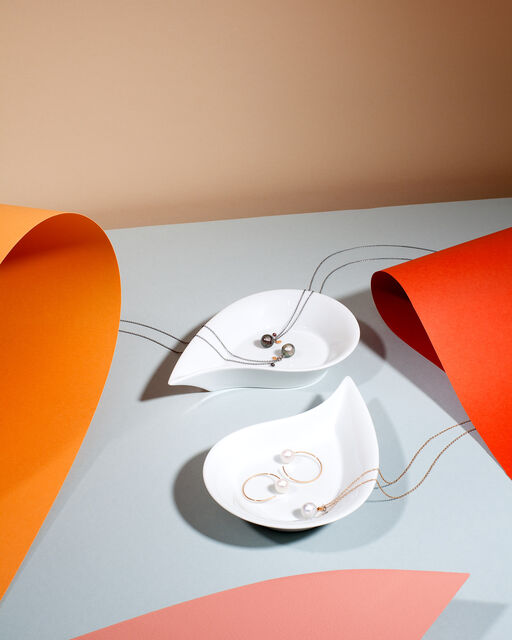 Ketten und Ringe liegen in zwei tropfenförmigen Beilagenschalen, entworfen vom Mailänder Designer Enzo Mari