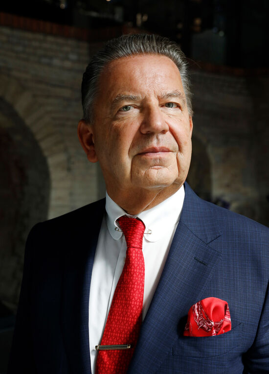 Portrait of Jörg Woltmann in a dark blue jacket, with red tie and pocketkerchief