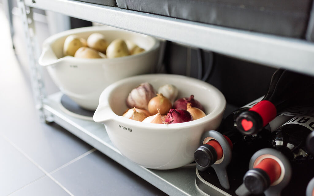 Onions and potatoes in KPM bowls