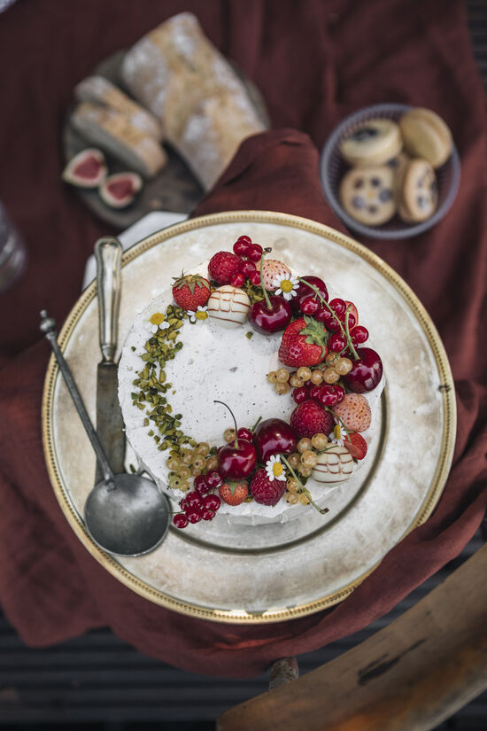 Eierlikör-Mohnkuchen mit Lemoncurd, Blaubeeren und Frischkäse-Frosting