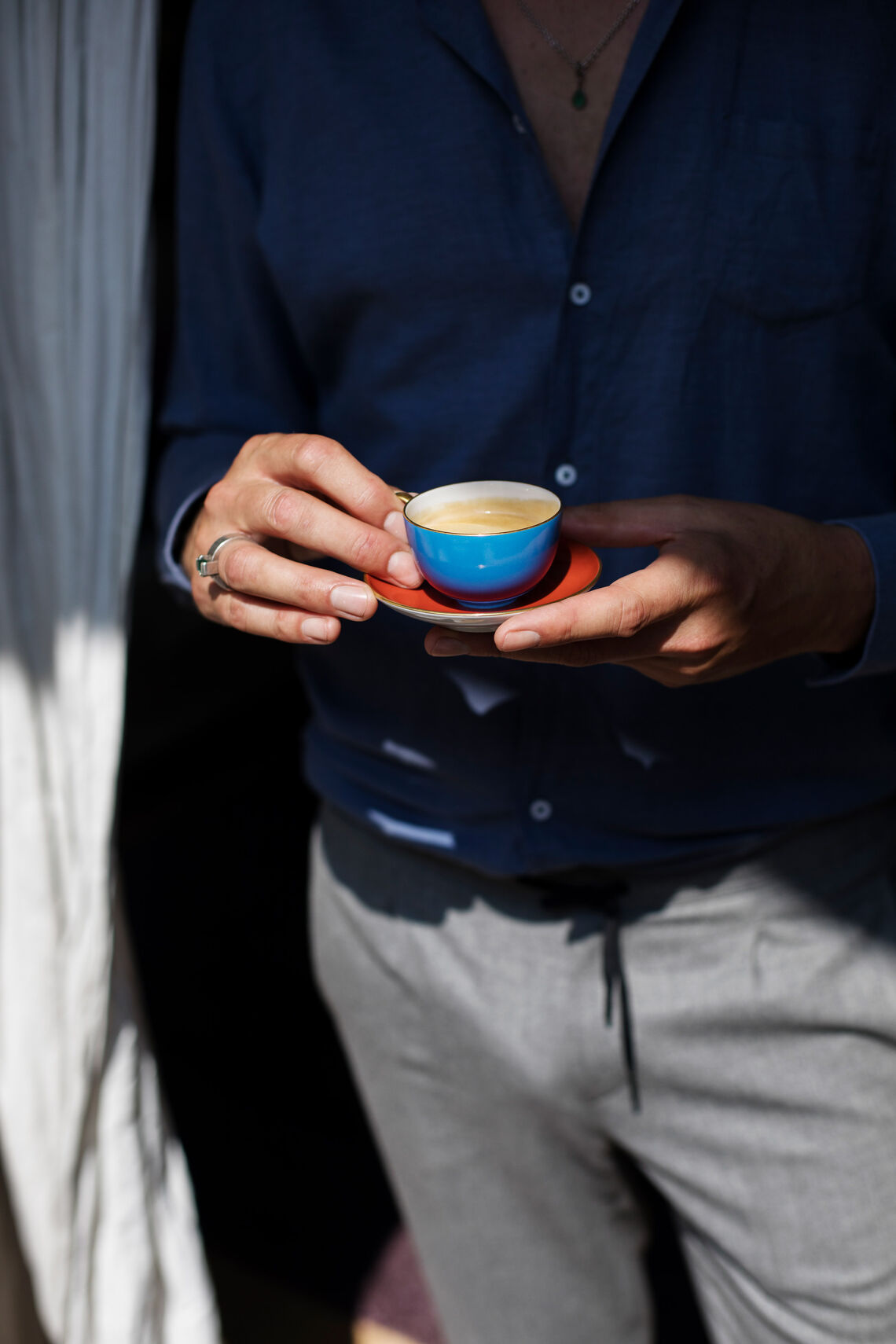 Markus Tenbusch hält eine blaue Espresso Tasse aus der URBINO Kollektion von KPM in den Händen