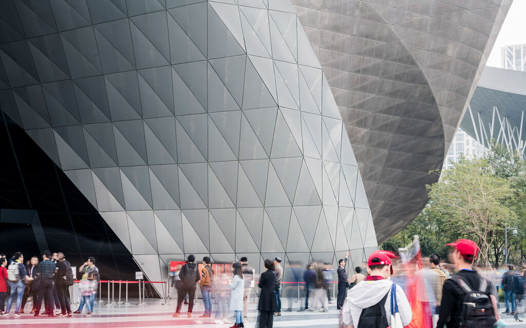 Futuristisches Gebäude in Shenzen mit geschwunger Fassade aus Metallplatten