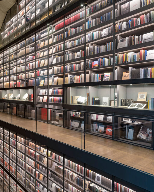 Riesige Bücherwand im Artron Art Centre in Shenzhen