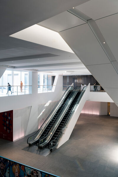 Blick auf zwei Rolltreppen in einem futuristischen Gebäude in Shenzhen