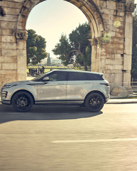 Range Rover Evoque fährt in Athen an einem historischen Torbogen vorbei