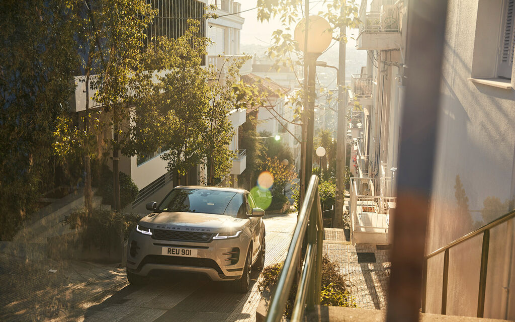 Range Rover Evoque fährt durch eine schmale Straße in Athen