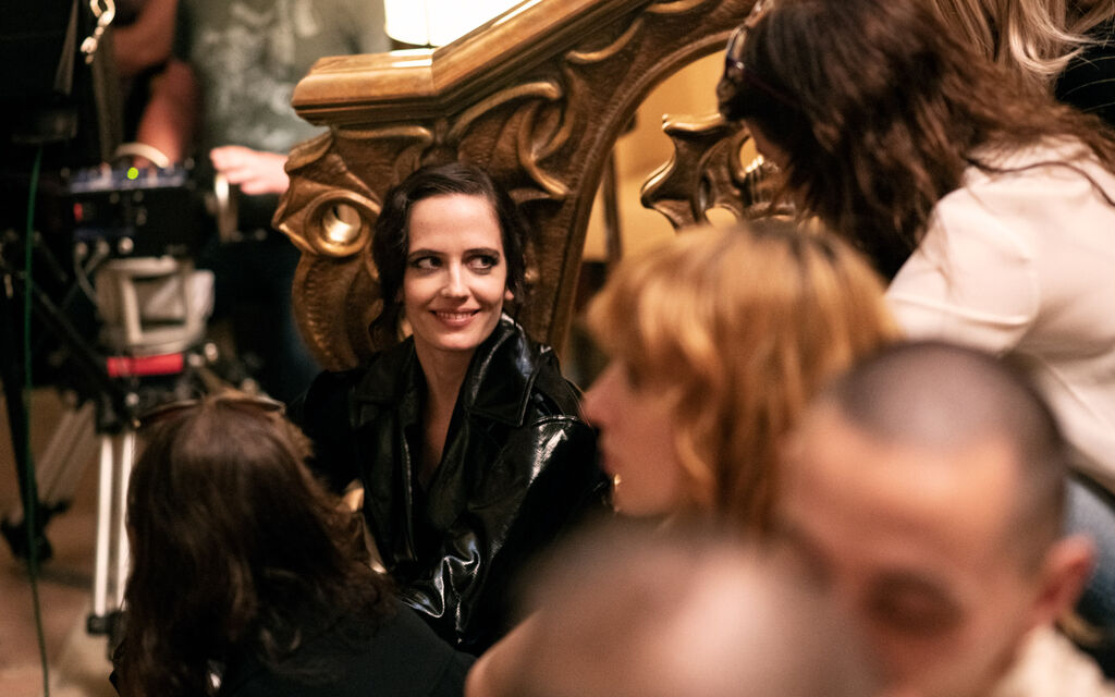 Eva Green mit schwarzem Lackmantel beim Dreh des Werbespots für den Jaguar I-PACE