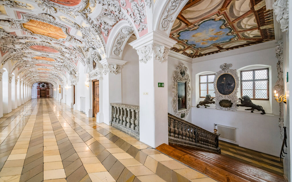 Innenaufnahme eines schmuckvollen Treppenaufgangs im Kloster Wessobrunn