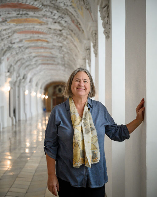 Martina Gebhardt steht in der Stuckhalle des Klosters Wessobrunn