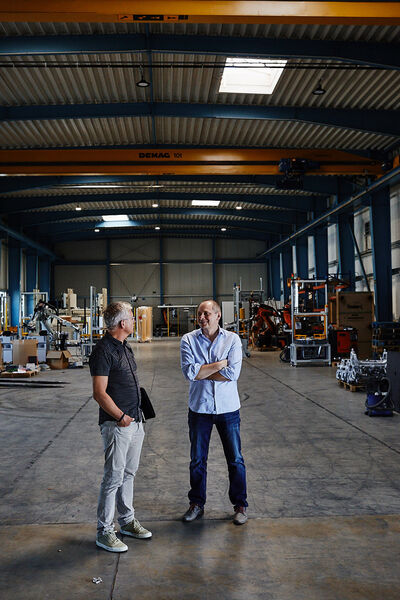 Thomas Strys und Uwe Hörst, die Gründer von Main-Automation, stehen in Industriehalle