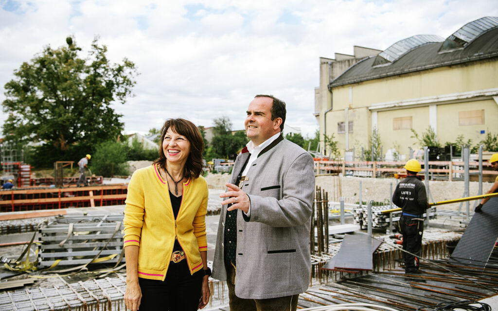 Claudia Frey and Clemens Baumgärtner from UnternehmerTUM on building site in Munich's creative quarter