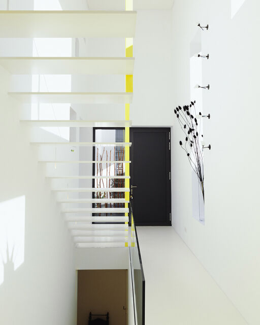 Modernes Treppenhaus in Weiß