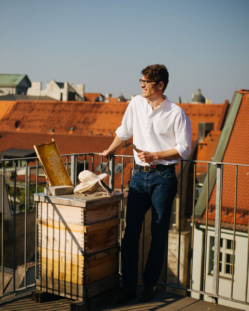 Criminal Councillor Jürgen Brandl stands next to Bienenstock on the roof of the Munich police headquarters