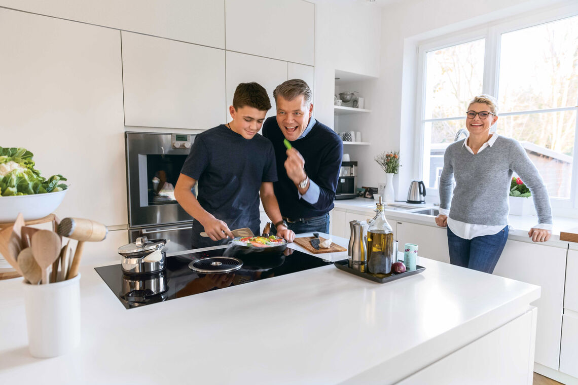 Nicole und Bernd Lietke kochen mit Ihrem Sohn Jonas in offener Küche