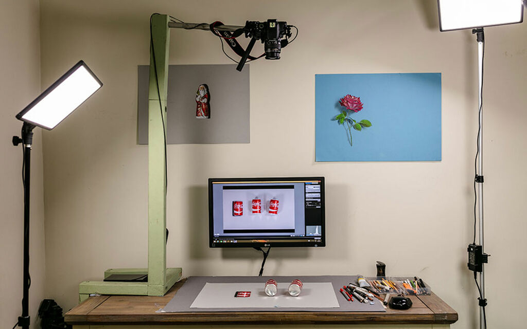 Howard Lees Arbeitsplatz mit installierter Kamera, Beleuchtung, Computerbildschirm zwei Zeichnungen an der Wand