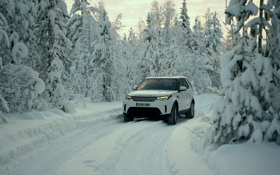 Land Rover Discovery auf schneebedeckter Straße