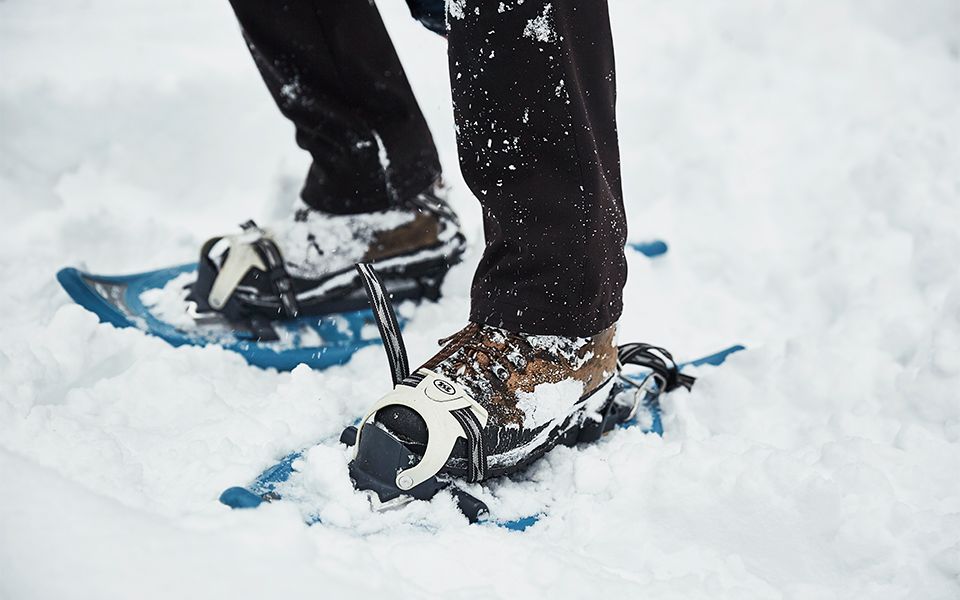 Schneeschuhe im tiefen Schnee