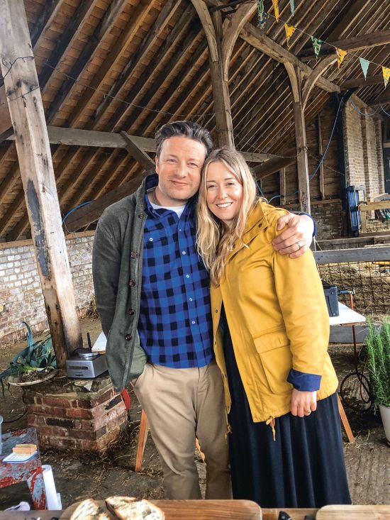 Anna Jones neben Starkoch Jamie Oliver