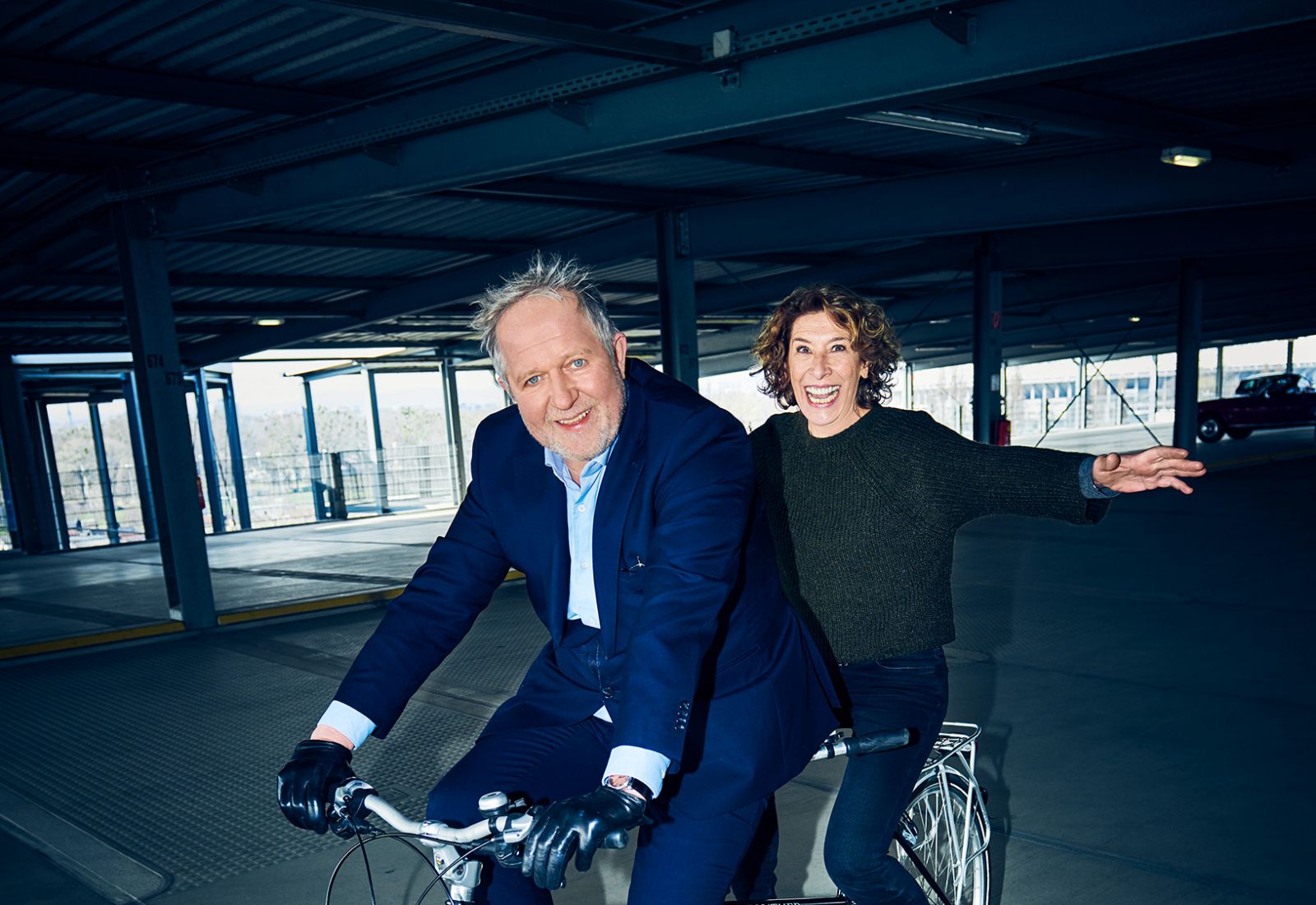 Harald Krassnitzer and Adele Neuhauser driving on a tandem