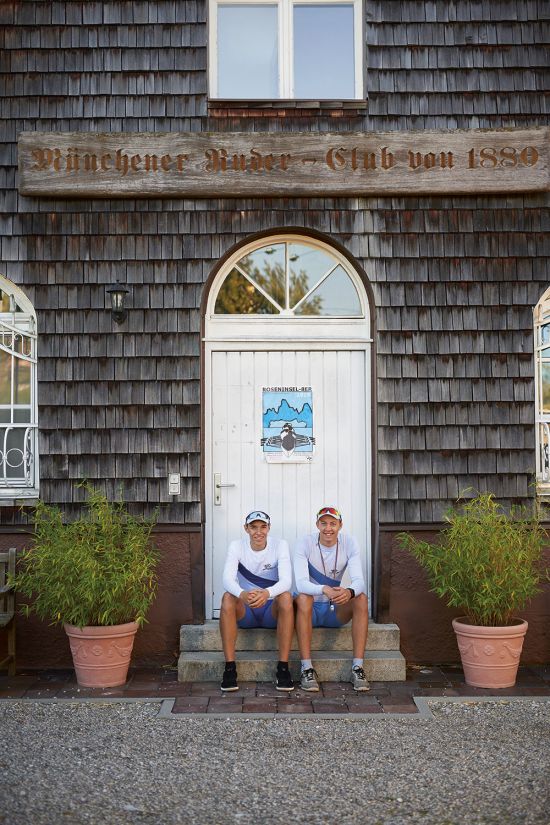 Die Ruderer Tom Tewes (rechts) und Kaspar Virnekäs (links) sitzen vor einem Holzhaus