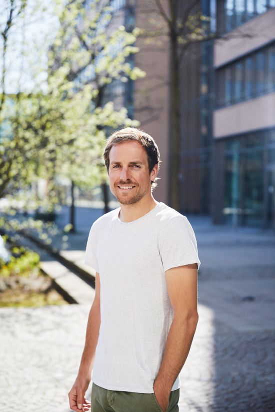 SWM-Werkstudent Andreas W. vor der Firmenzentrale der Stadtwerke in München