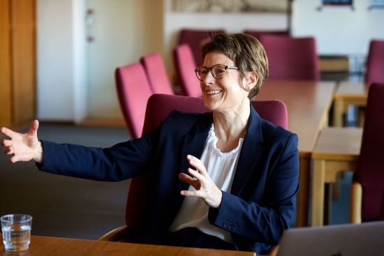 Veronika Grimm explains something while sitting and gesticulating with her hands