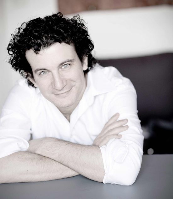 Portrait photo of conductor Alain Altinoglu