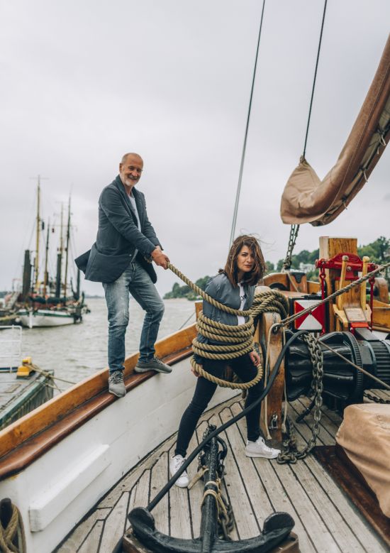 Peter Lohmeyer umwickelt Linda Zervakis mit Schiffstau an Deck eines Segelboots