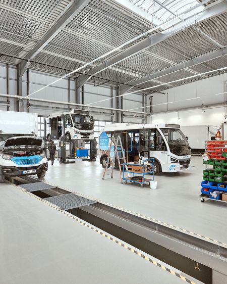 Werkstatt mit mehren Elektro-Lkw