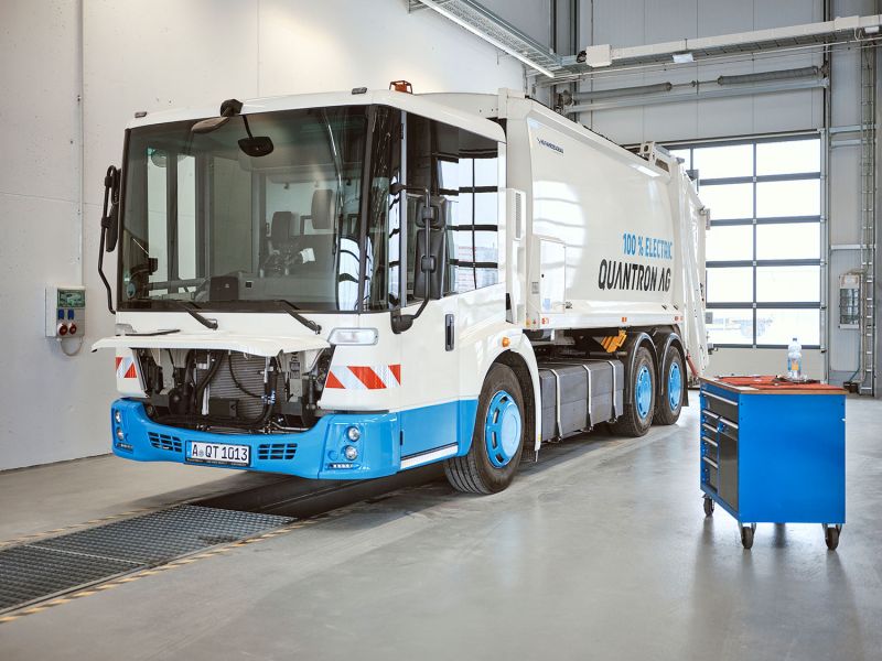 Lkw mit E-Motor im Werkstatt