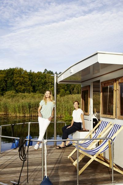 Jessica and Wiebke enjoy the view on the terrace of the houseboat