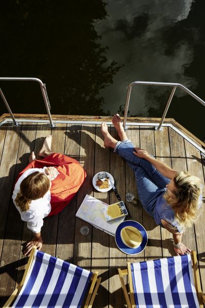 Jessica and Wiebke picnic on the terrace of the houseboat