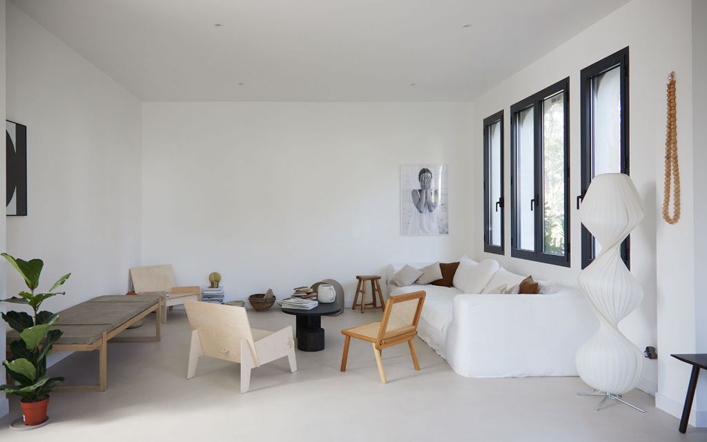 Wohnzimmer Casa Pyla mit weißem Sofa und Sesseln