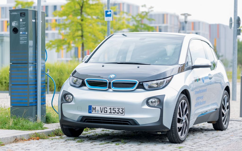 Elektroauto lädt an Ladesäule