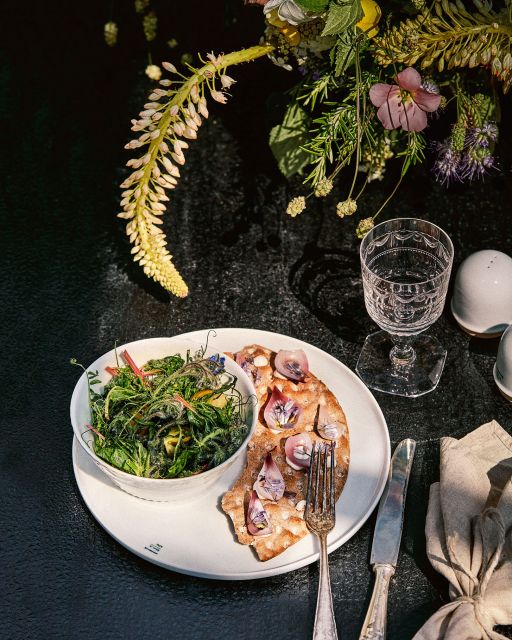 Lab Teller und Kurland Glas mit Salat und Brot auf Tisch